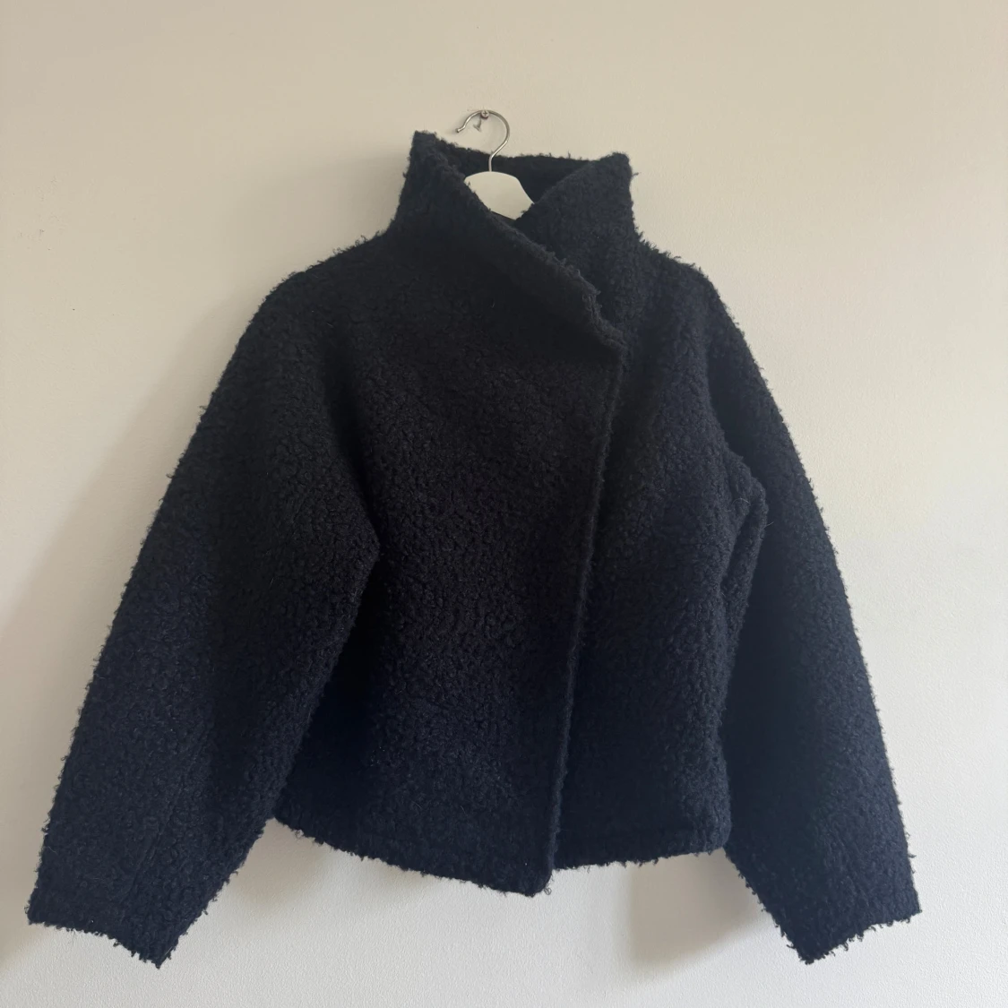 Marinblå kort kappa med stor krage - 2