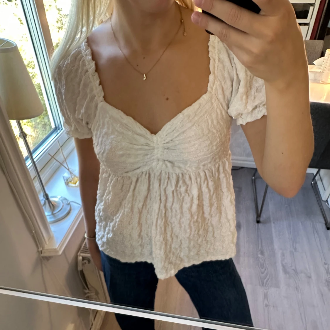 Vit blus med puffärm och snörning - 1