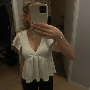 Vit/ Beige topp från Gina  - Topp från Gina nästana aldrig använd storlek XS