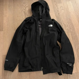 Svart the north face jacka - Snygg & smidig The North Face-jacka i svart – perfekt för höstens regniga dagar 🌧️ Sparsamt använd och i mycket fint skick, inga synliga slitningar. Pris är diskuterbart 💬 Frakt skickas samma dag som köp 📦                                                                               Mvh Rasmus  
