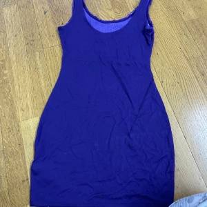 Lila paljettklänning Forever 21 - Snygg lila kortklänning från Forever 21 med glittriga paljetter på överdelen och stretchigt tyg nedtill. Ärmlös modell med rundad halsringning, perfekt för dig som vill sticka ut. Materialet är mjukt och följsamt, vilket gör den superbekväm att bära.