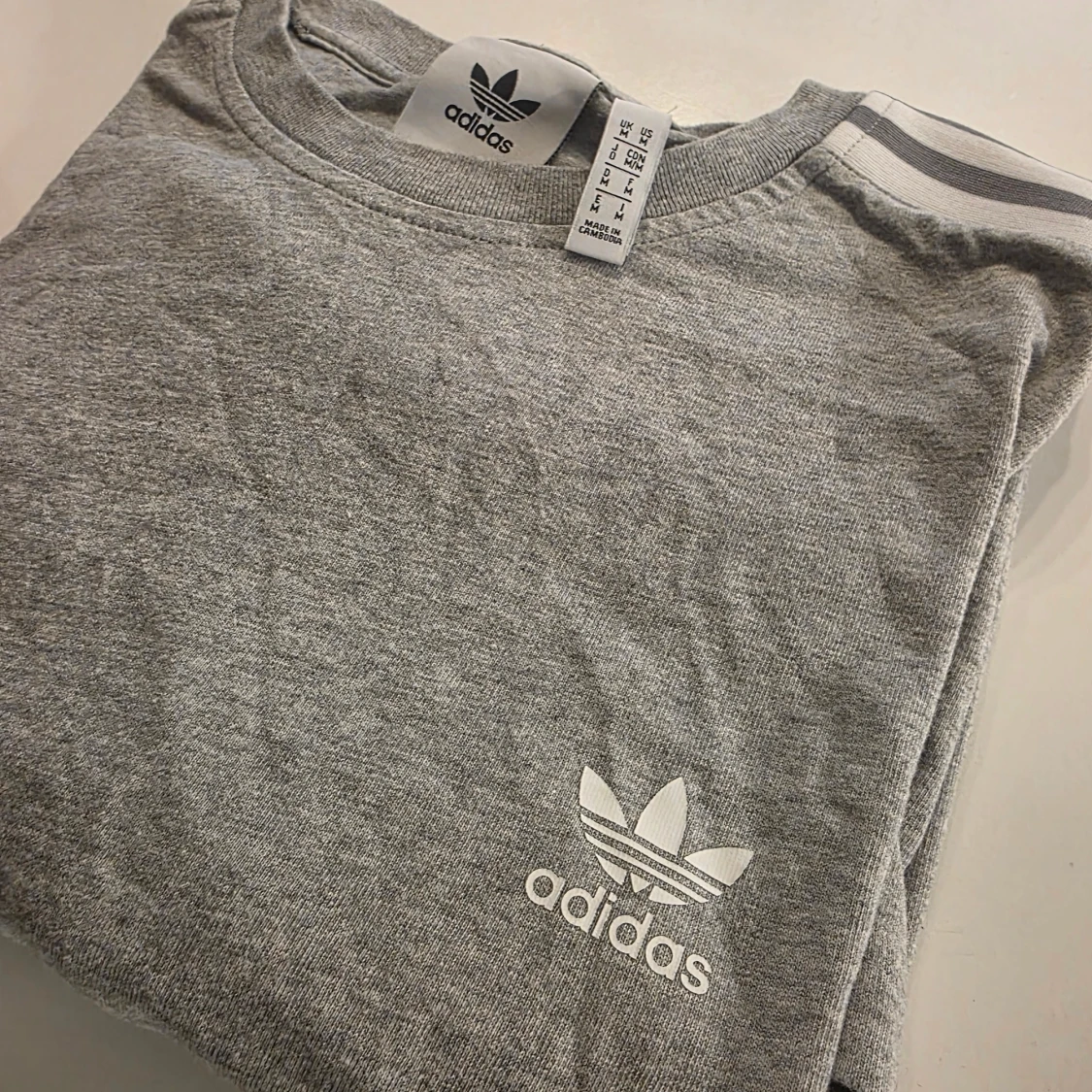 Grå Adidas t-shirt med vita ränder - 1