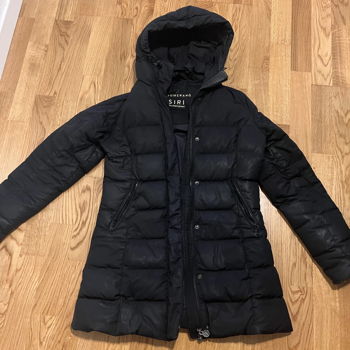 Svart dunjacka med huva från Boomerang