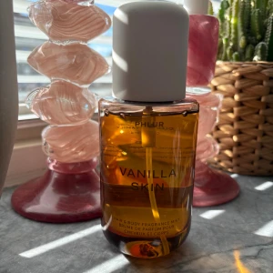 Phlur Vanilla Skin mist - Fräsch och trendig hair & body mist från Phlur. Vanilla Skin ger en modern touch till din doftgarderob. Perfekt för dig som vill ha något nytt och unikt. 240 ml, endast testad 