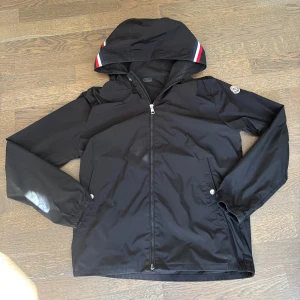 Moncler jacka - Svart moncler jacka. Skicka 10/10 och har inga defekter. Jackan är i storlek 2 vilket motsvarar S ungefär
