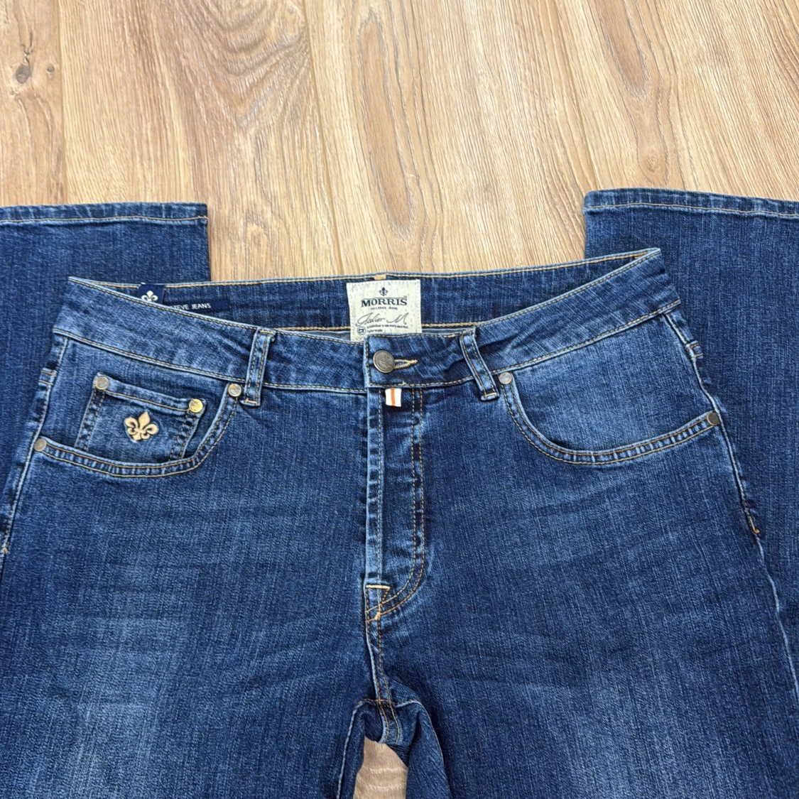 Morris blå jeans med broderad detalj - 2