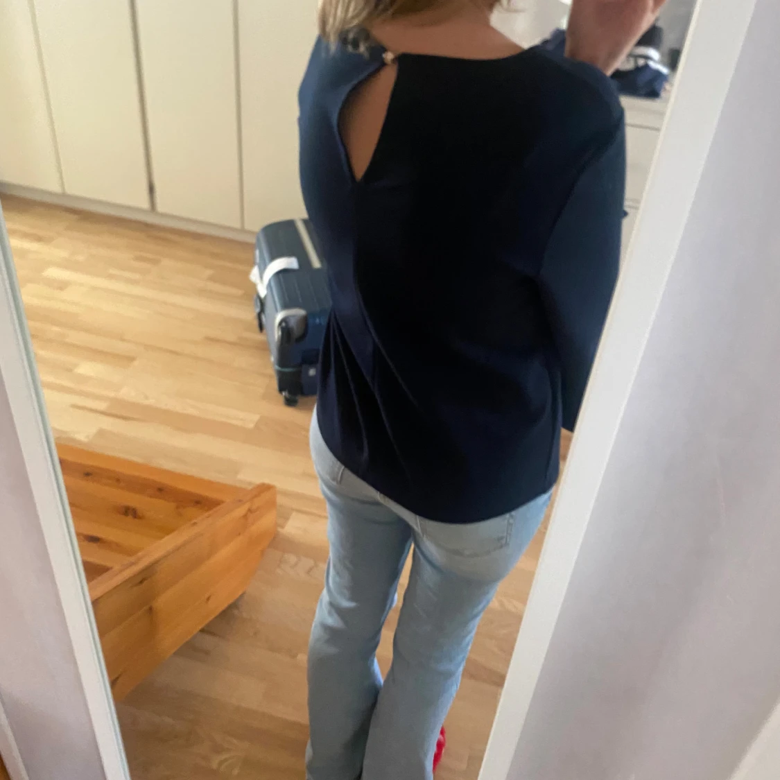 Mörkblå blus med öppning i ryggen från H&M - 1