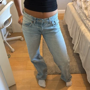  ljusblå raka jeans - Ljusblå  jeans från Zara med femficksdesign och raka ben. Jeansen har låg midja och är bomullsjeans. Säljer dessa då de är lite stora för stora 
