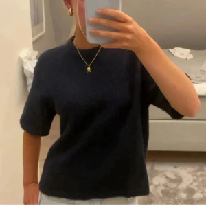 Mörkblå stickad kortärmad tröja - Enkel och stilren mörkblå stickad tröja med korta ärmar och rund hals. Bara använd 1 gång, första bilden är ej min!💞