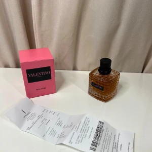 Valentino Donna Born In Roma parfym - Trendig parfym från Valentino, Donna Born In Roma. Snygg förpackning och flaska, perfekt för dig som vill sticka ut. Volym: 3.4 FL OZ (100 ml).