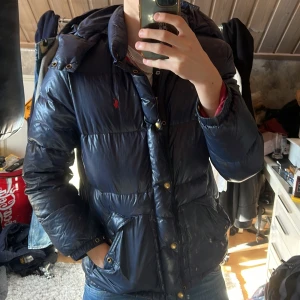Polo Ralph Lauren Jacka - Säljer denna riktigt snygga Ralph Lauren jackan i storlek XL(18-20) vilket motsvarar ungefär en S eller 170. Skicket är ok den har tyvärr ett par hål och har även en fläck kan skicka bild vid intresse. Luvan går att ta av. Bara att skriva över frågor och funderingar.