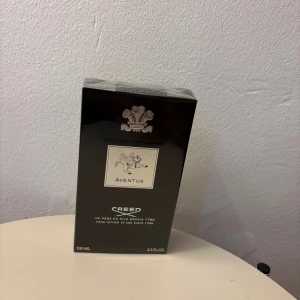 Creed Aventus 100ml Oöppnad - Exklusiv Creed Aventus, 100 ml, oöppnad i originalförpackning. En ikonisk parfym från ett klassiskt märke, perfekt för dig som vill sticka ut med stil. Tillverkad i Frankrike.