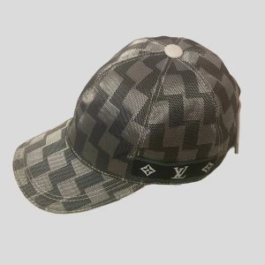 ”LV” Keps - LV keps i grått monogram med vitt läder och svart-gröna detaljer.