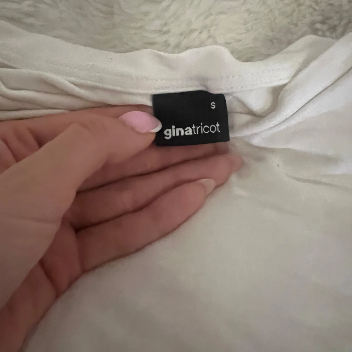 Vit basic t-shirt från Gina Tricot - 1