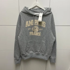 Ami Paris Hoodie  - Hejsan, säljer en helt ny Hoodie aldrig tidigare använd. Storlek M. Postar alltid inom 24h efter köpet. Skriv gärna om du har fler frågor.