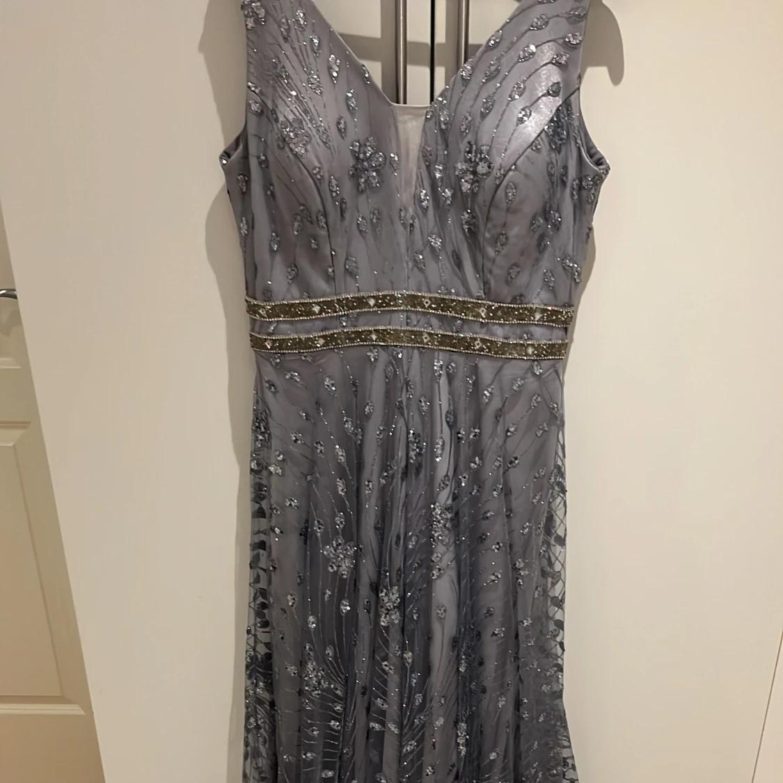 Glittrig långklänning i silvergrått - 2