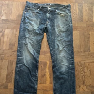 Acne slim fit jeans - Acne studios jeans med slim passform. Jeansen är köpta här på Plick så osäker om autenciteten. Fint skick men med mindre defekter (bild 3 och 4). midja: 45 cm ytterbenslängd: 106 cm benöppning: 15 cm