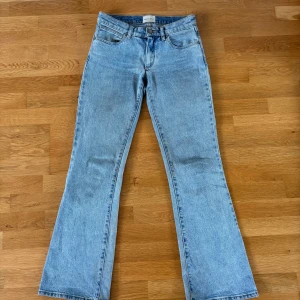 Abrand ljusblå bootcut jeans 26 - Säljer ett par ljusblå jeans från Abrand Jeans, modell A '99 Low Boot. Jeansen har låg midja och bootcut-ben, klassisk femficksdesign och snygga kontrastsömmar. Tillverkade i jeansmaterial med en cool vintagekänsla.