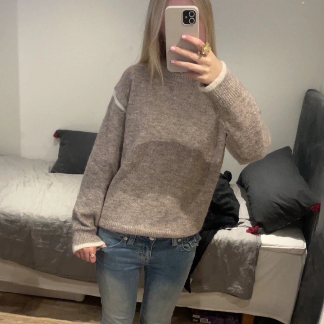 Beige stickad tröja med vit detalj - 1