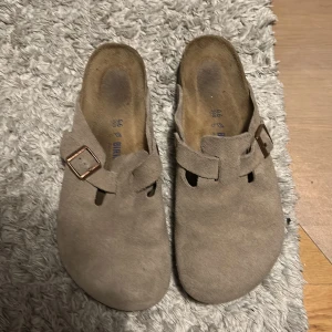 Birkenstock boston - Dessa är mina Birkenstock Boston med färgen beige mocka i storlek 46. Använda i en vecka, säljes för de ligger och skräpar råkade beställa fel storlek. Priset kan diskuteras