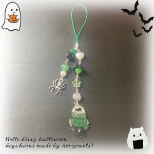 Hello kitty Halloween keychain - 100% handgjord av mig! Kontakta gärna innan du trycker på köp nu, ifall den har blivit såld på en annan app  !SNÄLLA TA EJ INSTABOX💕, kan hända att jag inte kan skicka om du väljer instabox