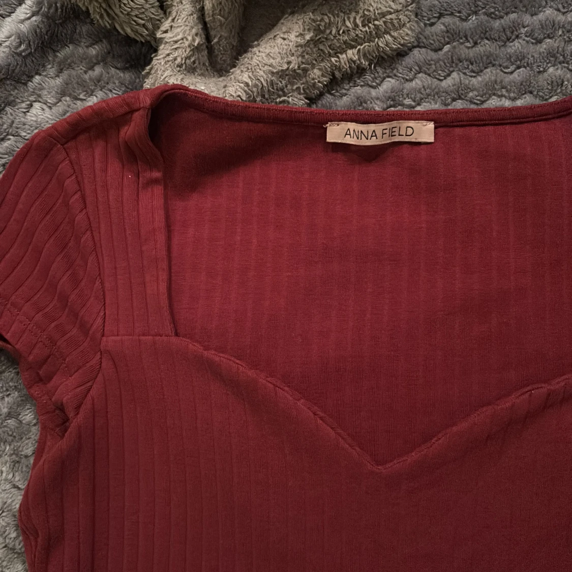 Vinröd ribbad topp från Anna Field - 2