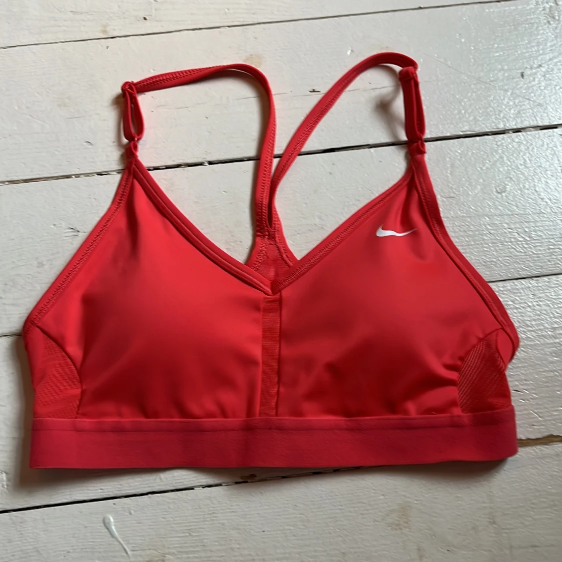 Röd sportig linnetopp från Nike