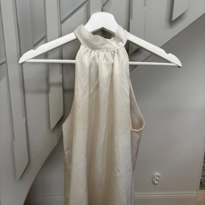 Krämvit blus med knyte i ryggen  - 🤍Krämvit blus med knyte i ryggen🤍 Köp min fina fina blus i en krämvit färg och i storlek XS/S. Säljer på grund av att jag inte använder den.   Säljes för 100kr Postar snabbt efter köp.  