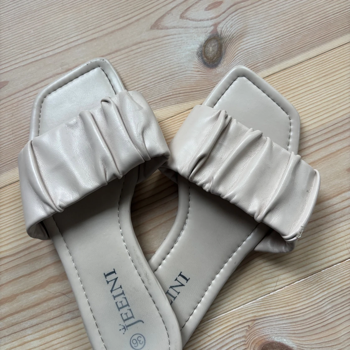 Beige sandaler i storlek 36