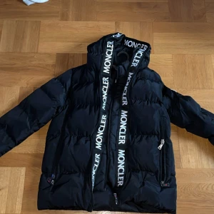 Moncler jacka - För mer info. Skriv privat