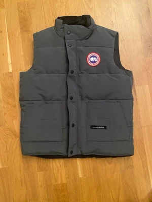 Grå Canada goose väst - En mycket fin grå canada goose väst som inte passade mig. Den är size M
