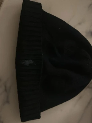 Ralph lauren  - Säljer en marinblå Ralph lauren mössa. Byten är intressant och priset kan diskuteras.