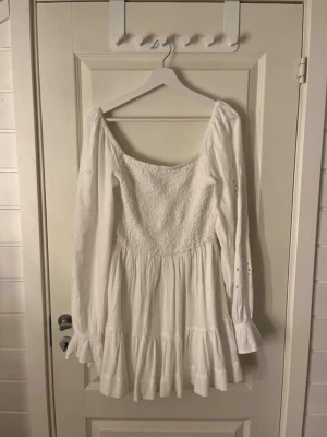 Klänning - Säljer denna vita klänning från bikbok då tanken va att jag skulle ha den till studenten i somras med sluta med att jag använde en annan.  Så klänningen är helt oanvänd med lapp kvar! Hoppas den kommer till användning hos någon annan:)