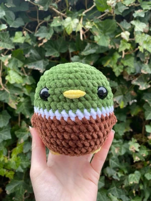 Virkat gosedjur anka - En supersöt virkad anka som är väldigt fluffig och mjuk!   ‼️BRA ATT VETA:  Den går att göras i andra färger. Bara kontakta mig så kan vi komma överens om du önskar andra färger.   Den är inte lämplig för barn under 3 år pga plastögonen. 