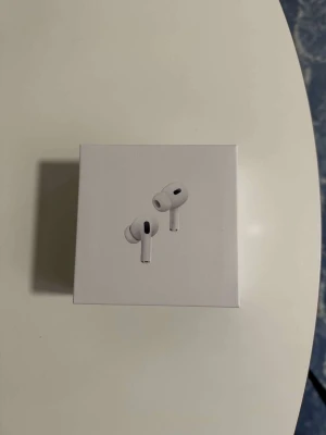 AirPods Pro (2nd Generation) MagSafe USB-C - Den är helt ny jag har öppnat just denhör för att visa i också så men jag har helt oöppnad, skriv om du är intresserad. Säljer ett par AirPods Pro (2nd Gen) med MagSafe-laddningsetui (USB-C). Komplett med originalförpackning och laddkabel. Hörlurarna och etuiet ser ut att vara i mycket gott skick, inga synliga repor eller skador. Perfekt för brusreducering och trådlös musikupplevelse.