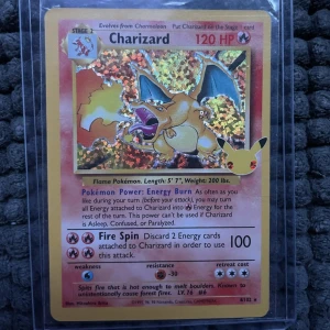 Charizard celebrations - Säljer nu min charizard från celebrations som jag drog för några år sen som är i mycket bra skick! Det ändå negativa är att ett av hörnen är lite skadat men syns endast om man kollar väldigt noga. Jag testade mest för skojs skull att gradera den online och skicket fick 9/10 som man ser på sista bilden, vet dock inte hur bra det stämmer men man får ju ändå en ungefärlig gradering. Om inte priset passar så lägg ett bud!