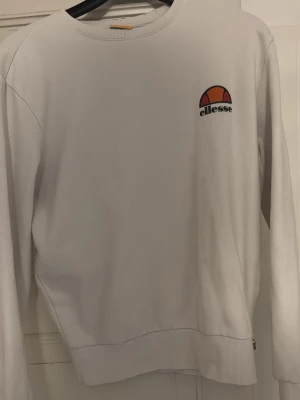 Vit sweatshirt från Ellesse - Storlek M