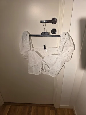 H&M topp med hålbroderi - Divided topp som köptes för några år sedan. Den har använts ett tiotal gånger, men är fortfarande i bra skick. 