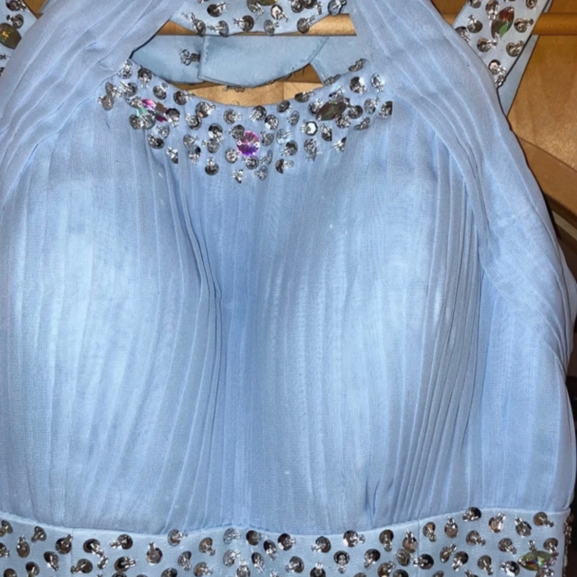 Ljusblå långklänning med strassdetaljer - 2