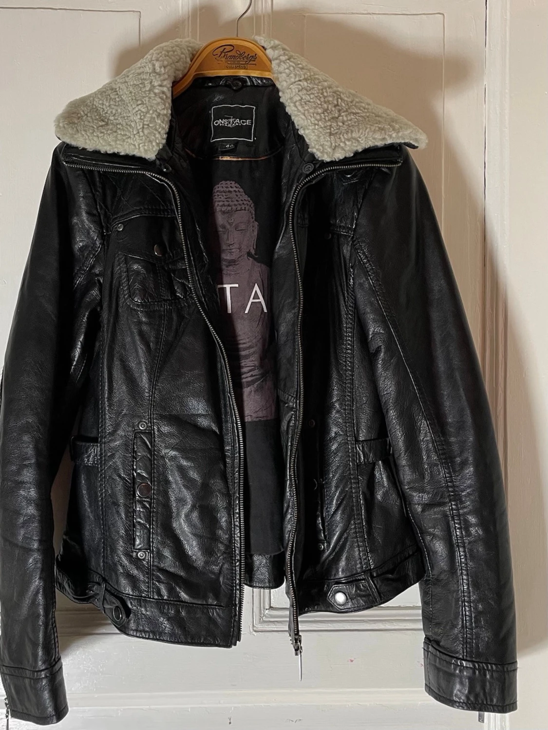 Svart skinnjacka med teddykrage Onstage