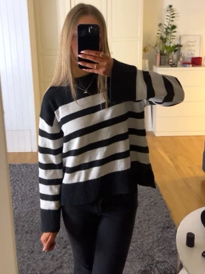 Randig tröja från Gina  - Säljer denna jättefina randiga tröjan från Gina tricot🥰 Storleken är 146/152 men den passar mig som vanligtvis har storlek XS💕