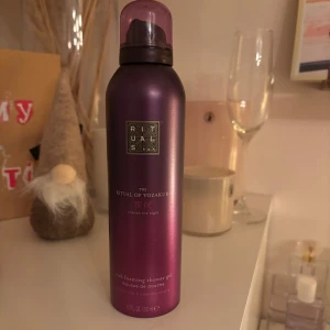 Rituals The Ritual of Yozakura duschgel - Lyxig duschgel från Rituals i serien The Ritual of Yozakura. Flaskan är metalliclila med svart och lila lock, innehåller 200 ml. Doft av svart ris och yoshino-körsbär. Skummande mousse som ger en mjuk känsla på huden.