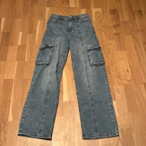 Lindex - Jag säljer ett par cargopants från Lindex, snygga detaljer och bra skick har bara använt fåtal gånger men dem är väldigt snygga. Jag säljer dem för att dem är försmå och dem kommer inte till användning.