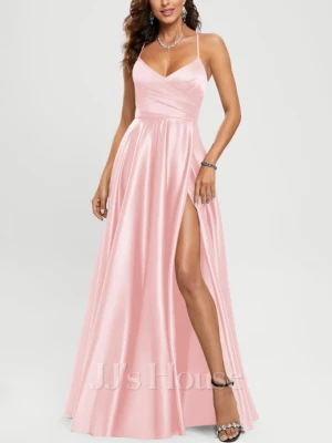 Ljusrosa balklänning i satin - Ljusrosa balklänning från JJ's House i glansigt satinmaterial. Klänningen har smala axelband, v-ringning, omlott-detalj framtill, hög slits och öppen rygg med justerbar snörning. Jag är 160cm lång och passar mig bra. Nypris ungefär 1700. Skriv för mer information! 🩷