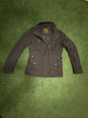 Woolrich Fieldjacket - Säljer denna sällsynta fältjacka från ”Woolrich” i storlek S 🤝 Jackan är använd men fortfarande i otroligt bra skick, vilket märks i kvalitén på produken✅   Nypris på denna modell ligger runt 4500 kr, men är alltid öppen för att gå ner i pris vid effektiv affär👌
