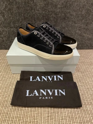 Lanvin skor(nya) - December REA! Hej, säljer nu dessa svin snygga lanvin skor. Skorna är i nytt skick! Använda en gång. Begränsat antal boxar och dustbag. Hör av dig vid frågor. 