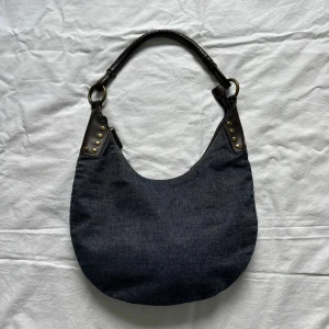 Väska  - Cool jeansväska, mått 35x23cm .  Vid köp av flera varor får du rabatt💛