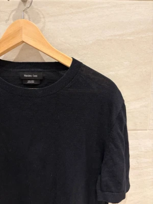 100% linen tshirt Massimo Dutti - 100% linen T-shirt från Massimo dutti. Använd fåtal gånger så skicket är fint.   Storlek: Small Färg: Väldigt mörk blå   Tveka inte att höra av dig om du har frågor eller funderingar.