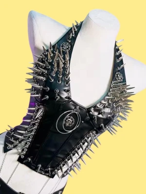 Svart korsett med metallspikar - Unik svart korsett topp med massor av silverfärgade metallspikar och detaljer som kedjor och dödskalle-emblem.