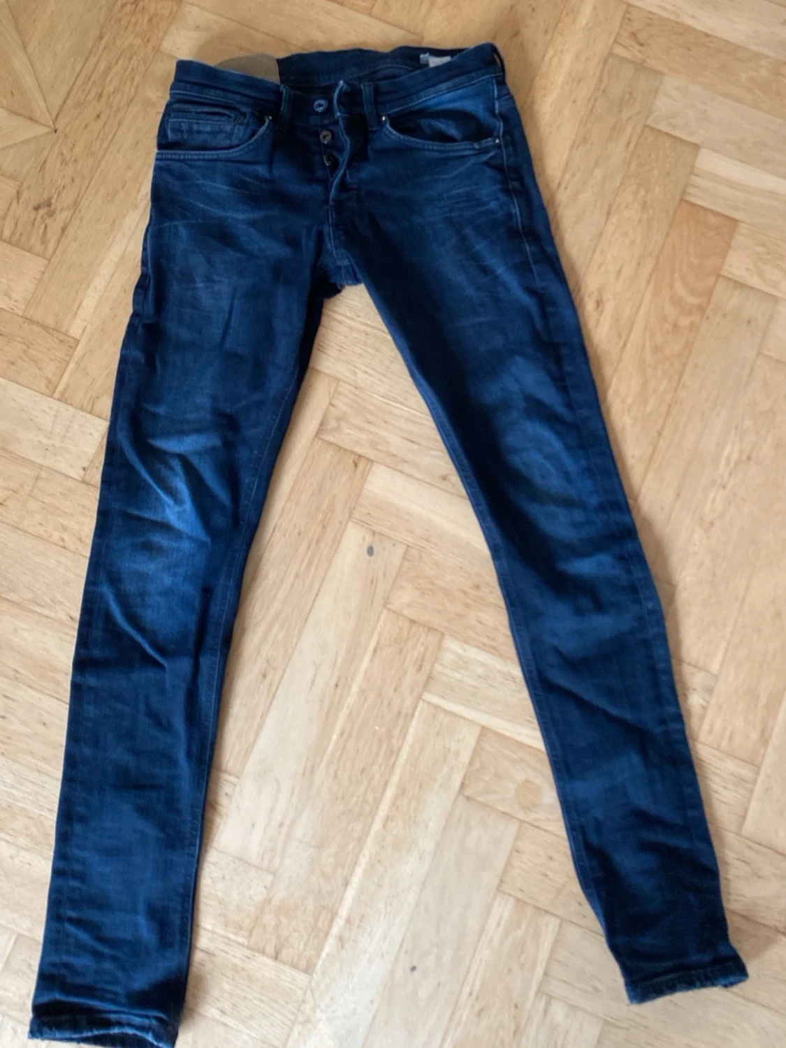 Mörkblå skinny jeans med knappar